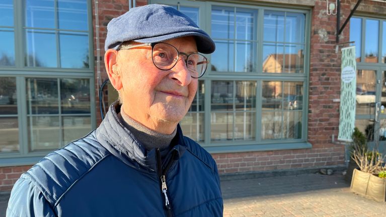 Lapualainen Jussi Luhta Paukun kulttuurikeskuksen pihalla. 