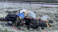 Henkilöauto on pahoin vaurioitunut tien reunalla, ympärillä on poliisin nauhaa ja maassa kuuraa.