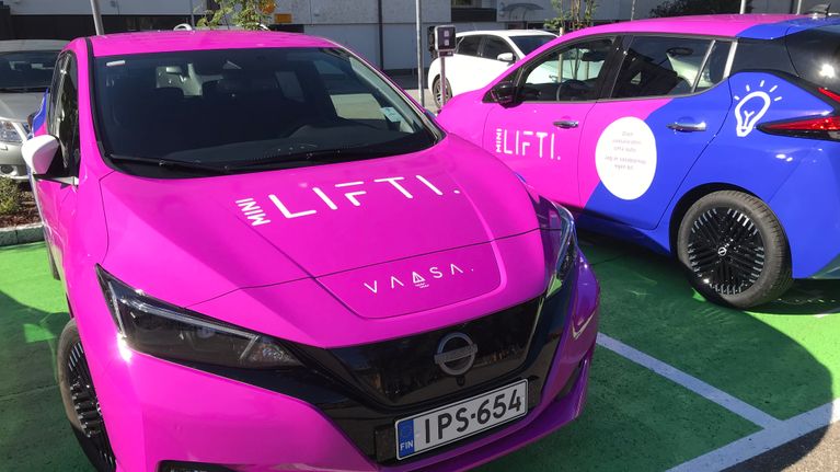 Vasa stads bildelningsbilar parkerade bakom tekniska verket.