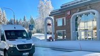 Auto ohittaa Kaavin virastotalon.