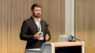 Nicolae Mocanu seisomassa lavalla konferenssipuheen aikana.
