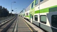 Pendolino-juna pysähtyneenä asemalaiturilla kauniina aurinkoisena päivänä.
