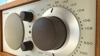 Radiovastaanottimen säätönuppi ja sen vieressä taajuuksien numeroita.