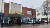 Kulttuuritilan ulko-oven lipan päällä on keltainen Nuijamies-kyltti.