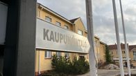 Ähtärin kaupungintalo ja kaupungintalo-kyltti sen pihalla. 