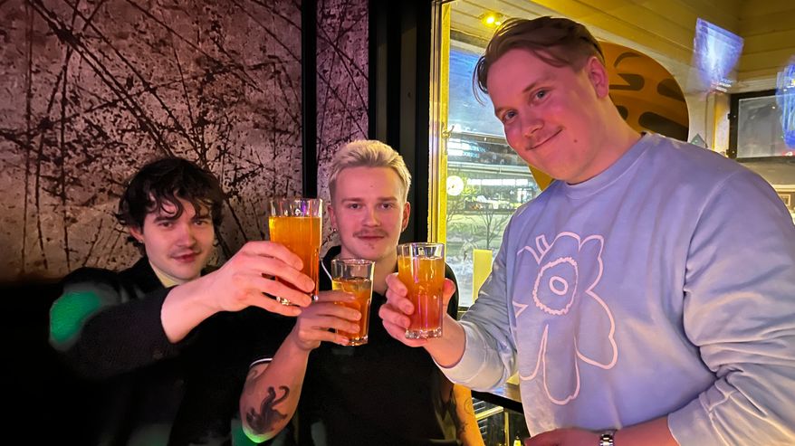 Alpo Vesa ystävineen bar Ihkussa Levillä.