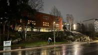Pihlajamäen kirkko kuvattuna Moreenitien puolelta.