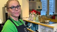 Yksinhuoltaja Essi Eravuori seisoo Turun seurakuntien tiloissa Varikon salin keittiön edessä ja katsoo kameraan.