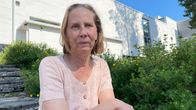 Kajaanin Runoviikon taiteellinen johtaja Kati Outinen istuu portailla puutarhassa.