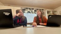 Naiset istuvat läppäreidensä äärellä ja käyvät keskustelua. Sää'mpää'ljes-hanke kartoitti koltansaamen kielen nykytilannetta, 