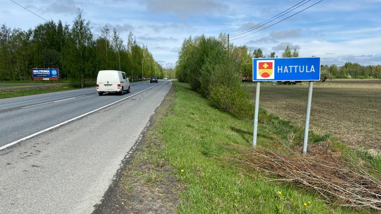 Kuva Hattulan kuntakyltistä tieltä 57 Hämeenlinnasta ajettaessa. Kuvassa myös autoja ajamassa Hattulan suuntaan.