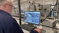 Valmet Automotiven innovaatiokeskuksessa auton osia hitsataan uudella tavalla.