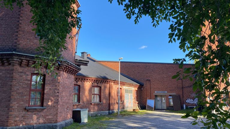 Punatiilinen vanha rakennus, jossa toimi varaosapankki.