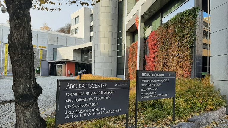 Kyltti Turun oikeustalon pihalla.