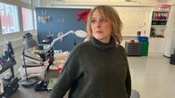 "Kuvassa henkilö seisoo luovassa ja kutsuvassa työtilassa, jossa on järjestetty työpöytä täynnä piirustustarvikkeita ja koristeellisia esineitä."