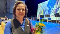 Hanna Nurmi katsoo kameraan ja hymyilee.