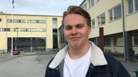 Kevään 2020 ylioppilas Leo Siiskonen seisoo Joensuun yhteiskoulun lukion pihamaalla.