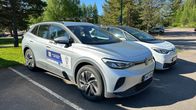 Kaksi sähkökäyttöistä henkilöautoa pysäköintipaikalla.