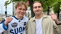 Oliver Leino (vasemmalla) ja Lauri Sorto (oikealla) peukuttavat lähellä Havis Amandaa 31. toukokuuta 2026.
