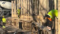 Työmaa Malmin hautausmaan pohjoispuolella, rakenteilla vainajatilat. Betonia ohjataan muottirakennelmiin.