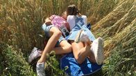 Nuoria suutelemassa viljapellossa, kuvassa myös Anna-Leena Härkösen kirja Häräntappoase