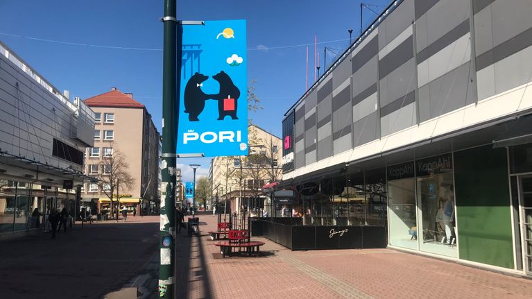 Porin kävelykatu ja Pori-mainoskyltti.
