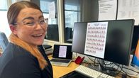 Iloinen nainen tietokoneruudun edessä