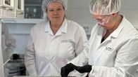 Lehtori Anu Tossavainen ja Elisa Ylinampa Lapin ammattikorkeakoulun laboratoriossa 22.5.2025. Ylinampa ripottelee hillansiemeniä saippuan päälle.