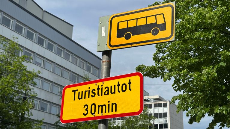Linja-autopysäkin liikennemerkki.