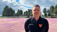 Sotkamon Jymyn pelinjohtaja Mikko Kuosmanen seisoo Hiukan pesäpallostadionilla. 
