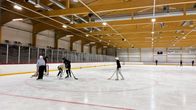 Ungdomar spelar hockey i Raseborgs ishall.