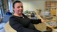 Tumma nainen istuu