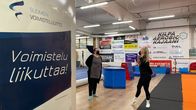 Kajaani Gymnasticin puheenjohtaja Birit Oksman ja valmennuspäällikkö Kati Säkkinen salin tiloissa.