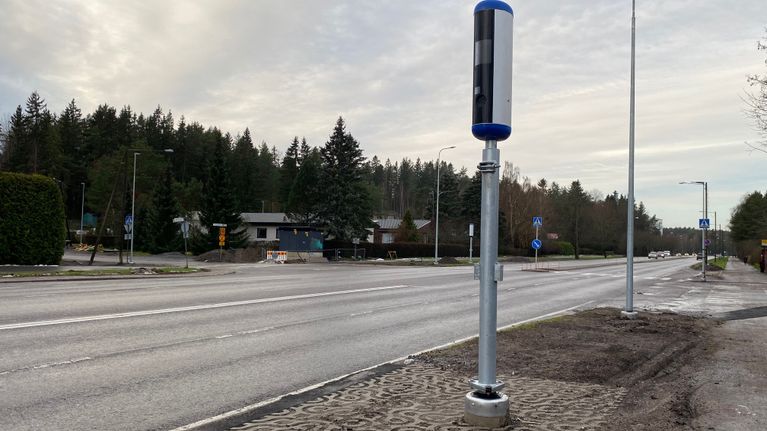 Liikennevalvontakamera tien vieressä.