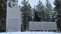 Talvisessa maisemassa Tornion Kromilaakson teollisuusalueen kylttejä. 