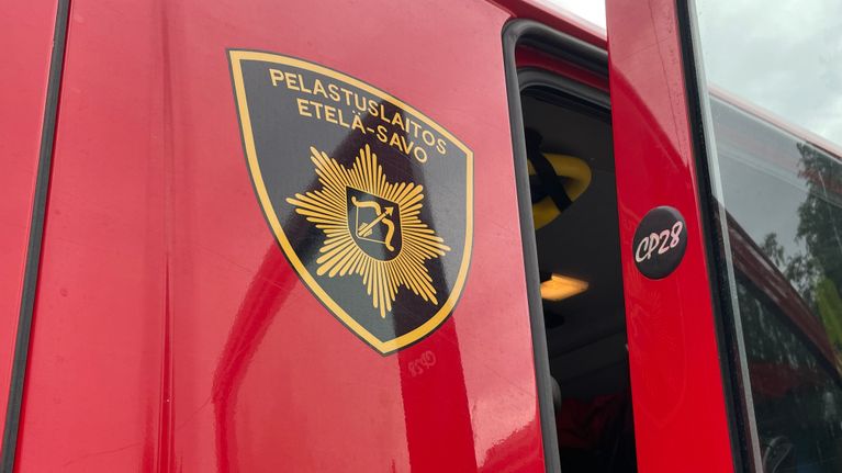 Etelä-Savon pelastuslaitoksen logo paloautossa.