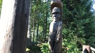 Seppo Laatusen puuveistos, joka esittää Urho Kekkosta onki ja kala kädessä.