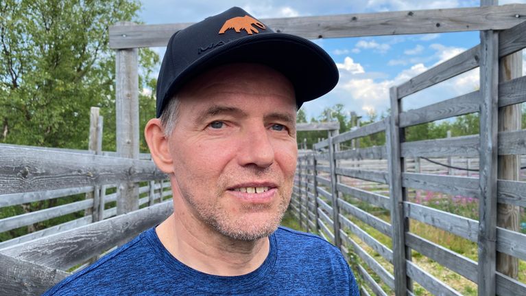 Poromies Veikko Feodoroff Sevettijärven teurastamolla. 