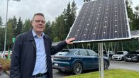 LUT-yliopiston energiatehokkuuden professori Jero Ahola aurinkopaneelin vierellä LUT:n pihalla. 