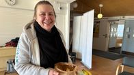 Kiertokaaren erityisasiantuntija Mari Juntunen  pitelee käsissään rasiaa, jossa on biojätettä sisältäviä pusseja. 