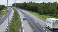 Moottoritie, jossa sininen henkilöauto. Pakettiauto tulossa kiihdytyskaistaa pitkin. 
