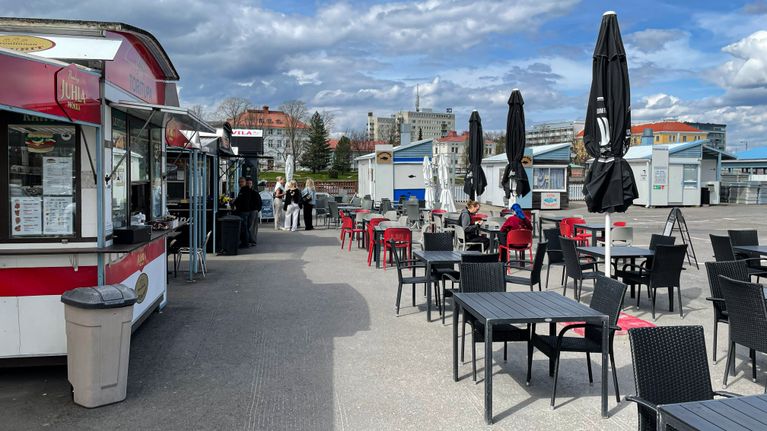Muutamia ihmisiä Savonlinnan torilla.