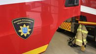 Pelastuslaitoksen paloauton ovi, jossa kyltti Linnanmaan paloasemalla Oulussa.