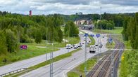 Kuvassa Tampereen Hervannan valtaväylä, jonka vieressä kulkee ratikkayhteys. Autoja ajaa kaikilla kaistoilla.
