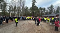 Kuntalaisia Lykynlammen hiihtomajan ulkopuolella syksyllä. Kyseessä on kuulemistilaisuus metsätöihin liittyen. 