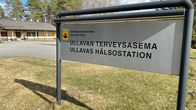 Ullavan terveysasema, kyltti pihalla.