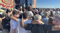 Hailuodon Bättre Folk-festarin yleisöä kuuntelemassa festivaalin aloittanutta Jaakko Kultaa.