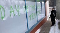 Oulun vihreän kunnallisjärjestön puheenjohtaja Aino-Kaisa Manninen katsoo vihreiden toimiston hakaristein ja uhkauksin töhrittyjä ikkunoita.Nainen katsoo 