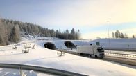 Rekka-auto ajaa ulos Lahden eteläisen kehätien Liipolan tunnelista.