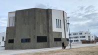 Rovaniemen kaupungintalo, edustalla ihminen kävelyttää koiraa.